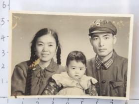中国人民解放军着55 式军装与粗辫子美女妻子和孩子合影照片(杨庆云相册)