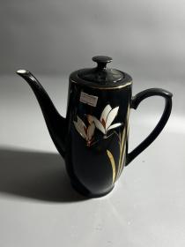 80年代左右，山东黑釉水仙花茶壶一把。