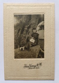 民国时期上海华光照相馆拍摄《旗袍美女公园古树下坐姿照》原版黑白照片一张带衬板