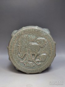 保真到代汝窑精品，刻花狮纹狮首乳突鼓礅，造型精美，工艺精湛，釉面肥厚莹润，包浆顺清，金丝铁线旧痕明显，五个支烧钉自然老化。为百年不遇之汝窑精品。