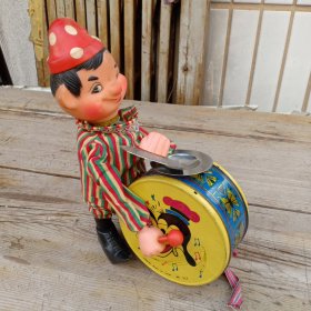 老铁皮玩具，乐鼓手(底部电池盖已失)。