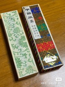 屯胡大卷松烟，苍松万古二两一锭，未使用，无打码，带原盒。看顶款字口及描金，应为70末至80初产品。建国后松烟墨屯胡算做的比较好的，大卷松烟是主打产品。 70年代苍珮室屯胡 大卷松烟苍松万古墨块 带油纸纸盒原包装难得 微磨58.9g