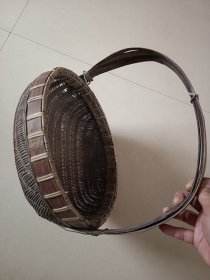 手工藤编小篓 有铁丝固定 其他边沿局部有缺断见图十箭头处