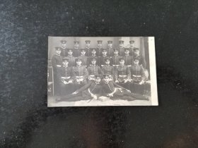 德国1912年集体照实寄明信片
品相如图，上角有钉子眼儿。总体状态不错。保真，包挂号，非假不退