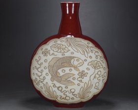 元 霁红釉蒲白雕刻鱼藻纹扁瓶