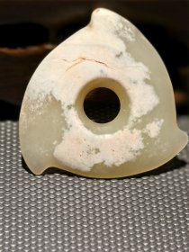 夏家店文化期河磨玉旋机玉佩