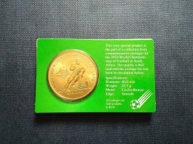 《2010年南非世界足球冠军船纪念币硬币 Diameter: 40.0 mm 直径：40.0毫米  Weight: 25.5 g 重量：25.5克 Metal: Cu-Zn-Bronze 金属：铜锌青铜 硬币质量上乘，以前从未流通过。 商品如图》澜2402-28