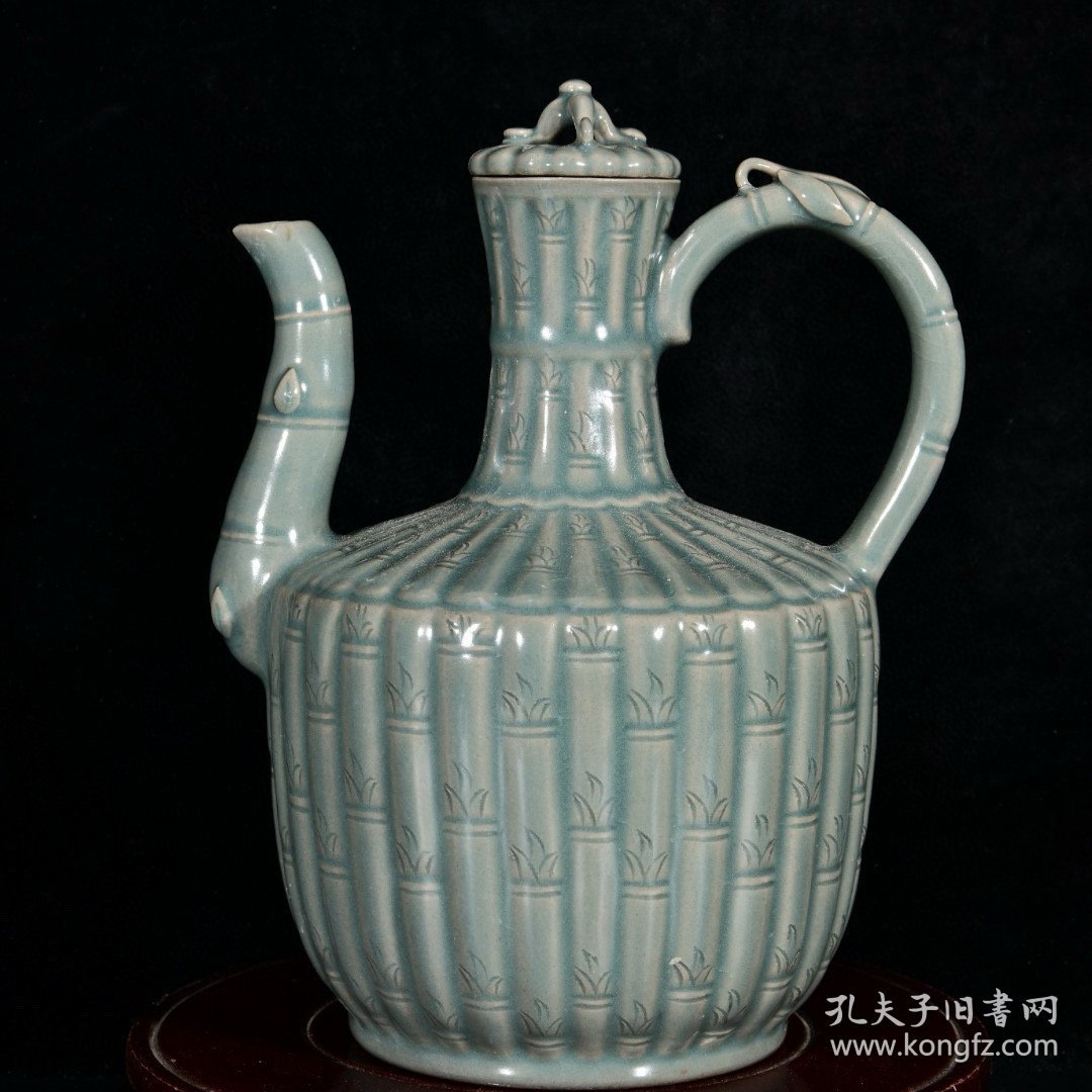 大宋高丽青瓷雕刻竹子高风亮节纹执壶
高23.3宽17厘米2
