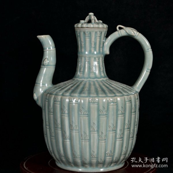 大宋高丽青瓷雕刻竹子高风亮节纹执壶
高23.3宽17厘米2