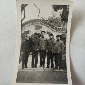 五位老同志在景区合影留念照片