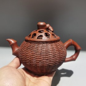 品名：竹编壶低款：瑞新陶艺
尺寸：18/11cm.. 容量：400cc泥料：原矿红泥