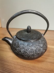 【特价精品】南部岩铸小铁壶，日本购回，精美的南部铁器铁壶，松针松果图案，松果摘，南部岩铸善字款，口径6.5厘米，肚径11厘米，高度6厘米，总高8厘米，重561克，容量约200ml，非全新，看好拍不讲价。