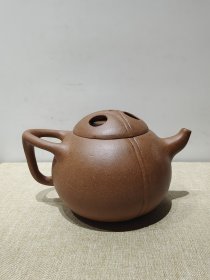 老珍藏，何心舟制《浙寧玉成窑造》底款，盖款［心舟］，刻绘老紫砂壶一把，.........