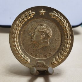 毛主席像：003金色毛主席像（天安门留念，两边麦穗，上面五角星，下面天安门，赠小熊支架）