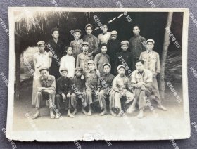 1951年 国军部队残部在某军校门前合影 原版老照片一枚（拍摄地应为金三角地带）
