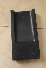 日本购回文房器： 文房雅器，大砚台，抄手砚。器形规整，石质细腻光滑，边缘有一道银白色石纹，布满银星点点，老抄手砚，边缘磨损磕碰破损如图，很大很厚， 重2.1斤，不知道是什么砚，看着不俗像是国内著名歙砚 ，金星坑银星砚 ，购者自鉴，喜欢不要错过。