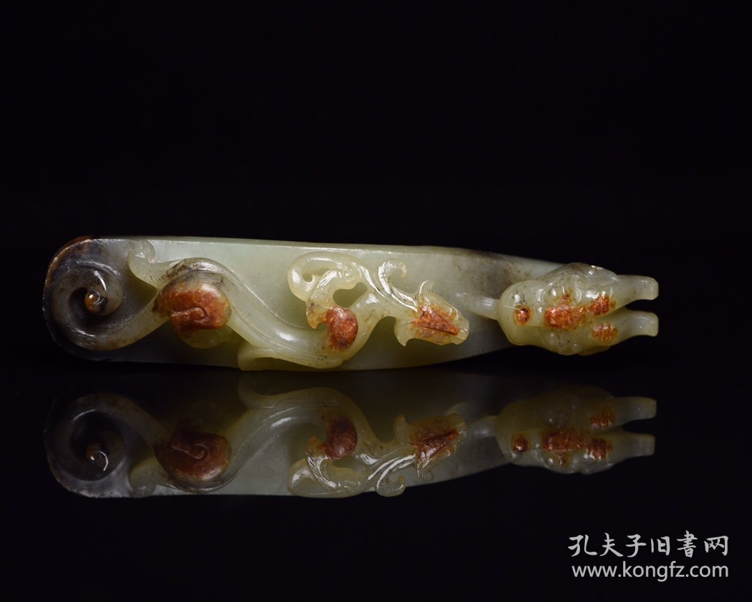 古玉文化，精品收藏，和田玉龙勾 规格: 13.5×3.0×2.7厘米 重 116克。 玉质温润细腻，沁色自然，刀功老道，皮壳包浆一流，雕刻生动，线条流畅，品相完美！