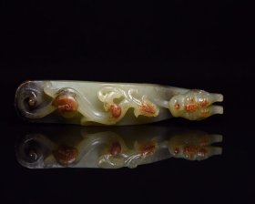 古玉文化，精品收藏，和田玉龙勾 规格: 13.5×3.0×2.7厘米 重 116克。 玉质温润细腻，沁色自然，刀功老道，皮壳包浆一流，雕刻生动，线条流畅，品相完美！