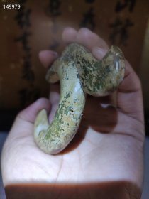 红\山文化玉龙C型龙玉猪龙，红山玉龙号称中华祖龙，华夏第一龙，是五千年前新石器晚期文明的代表，高古图腾，礼器。 规格: 高8.0*粗1.8cm，76g