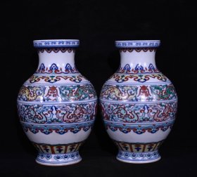 清乾隆斗彩龙纹盘口瓶一对，高20.5×13.5厘米