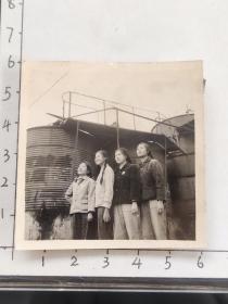 60年代四个粗辫子美女佩戴毛主席像章合影泛银照片(昆明女子中学杨振芳相/册)