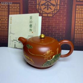 品名：汉灯
底款：施小马
容量：约380cc
紫砂分类：原矿大红袍鎏金