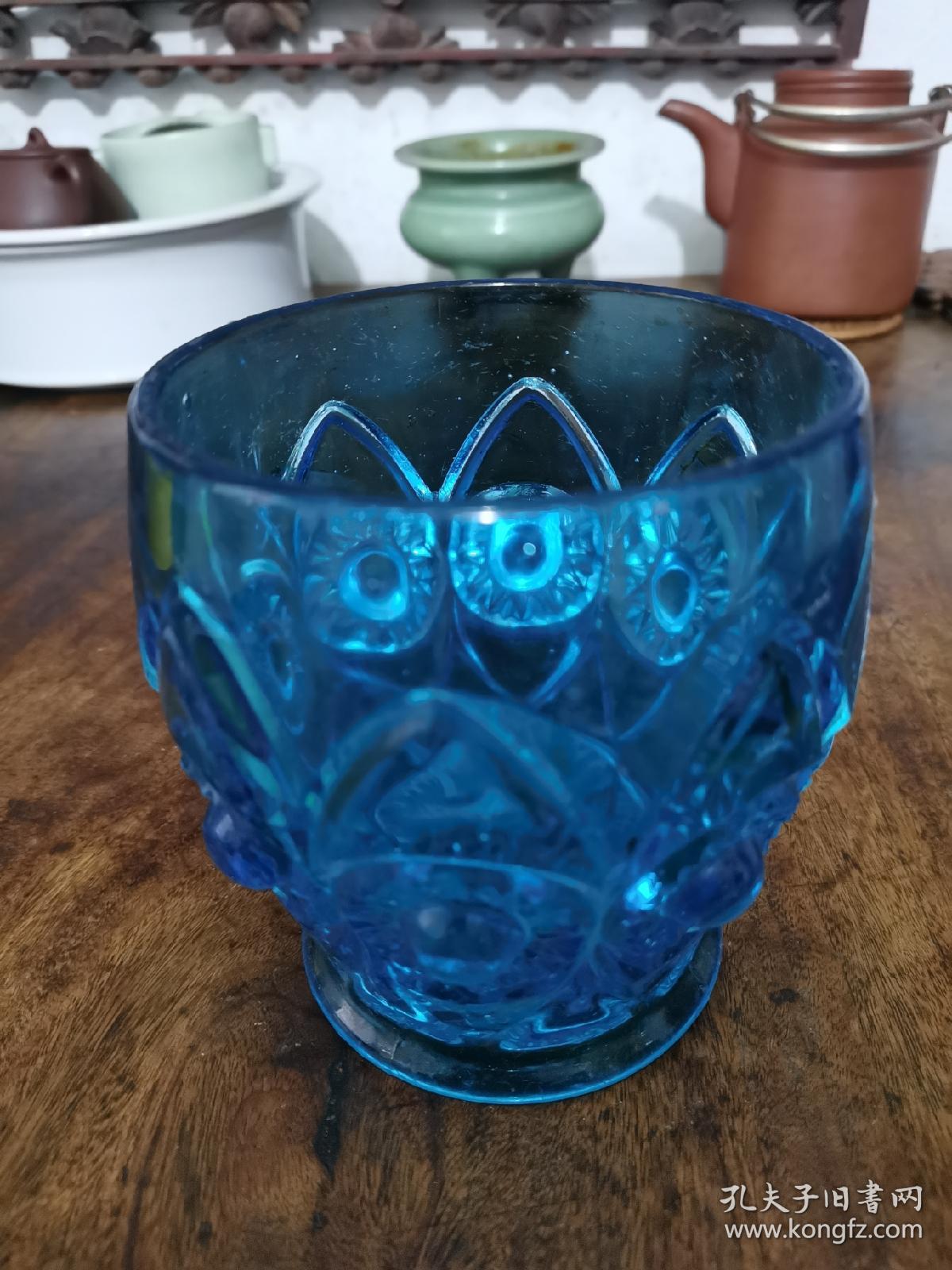 蓝色花卉纹琉璃料大杯，220元，几十年的东西，看好下单。