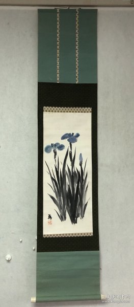 再 画268精品回流 鸢尾花图立軸，纸本绫裱，树脂軸頭，畫芯27×66厘米，款印如图，品相如圖老旧，手绘精品放心收藏！