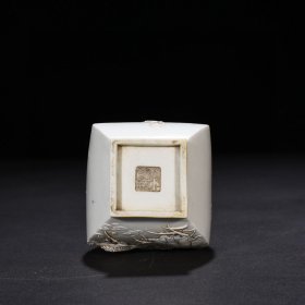 瓷器 清光绪刻心斋款堆雕鹭莲纹方瓶14*8.5厘米