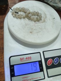 仿白玉老琉璃珠子！包老物件！这东西红的黄的多。珠子帘子多。！这种纯手链。纯白琉璃老手链不多吧！包老物件！非老勿退