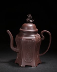 珍藏精品紫砂壶 品名：高六方 底款：王寅春 尺寸：17/18cm 容量：450cc 紫砂分类：原矿紫泥 底款介绍：王寅春（1897-1977年），生于江苏镇江一户贫民家庭。父王金宝（又名金大），原为镇江做小烧卖出身。13岁拜赵送亭为先生，在其陶坊随金阿寿为师，学习紫砂陶艺。 3年满师后，上门帮窑户当制坯客师。1921年起，因他制坯手艺特好而名扬上海。现代著名的紫砂壶制作大师，其制壶技术精湛。