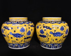 大明宣德黄釉青花鱼藻纹罐一对，高30.5×35厘米