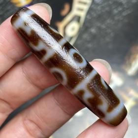 藏传天珠
 尺寸：56*13毫米风化清晰明显