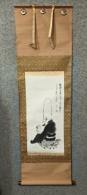如意宝珠寿老尊，延命的福禄寿神 日本回流书画轴挂轴 纵145Cm横43.5Cm，真实纯手绘，岭三之作，纸本绫裱，黑檀木轴全，  寿老人专注于手中如意宝珠，  延命智慧长寿，  人立身入世出世， 求什么成什么，必须要一颗宝珠，而这颗珠子代替什么，好好参详。 编号(HF321)
