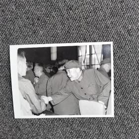 1988年北京军区授予驻京干部功勋荣誉章仪式照片（独臂上将丶国务委员，副总理余秋里将军）