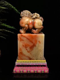 回流珍品，寿山石云锦芙蓉印章摆件 大清著名雕刻家【吴昌硕】之藏品 取材上乘寿山云锦芙蓉石，色泽鲜艳饱满，机理细腻油润，质地纯净透通，工艺精湛一流，瑞兽威武霸气，栩栩如生，天然红色石纹如祥云般围绕石身，美轮美奂，包浆醇厚自然，属实收藏观赏珍品 【品名】天降祥瑞 【尺寸】高20×宽10 【重量】3500克