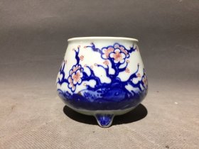 青花三足梅花香炉，画工精美，釉色漂亮，全品，器型漂亮。