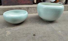 清华大学工艺美术学院刻瓷大鱼缸两件，大的48：31……小的38：18，，底部有款