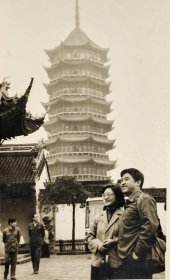 早期上海风景老照片情侣合影龙华塔前