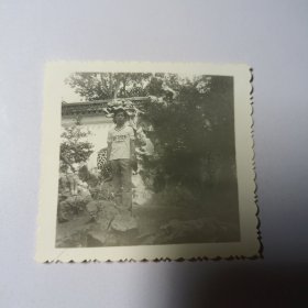 老照片–帅气青年站在景区园林中留影（左侧有一个小女孩）