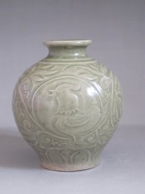 宋代耀州窑剔刻鸳鸯莲纹矮梅瓶，高13厘米。