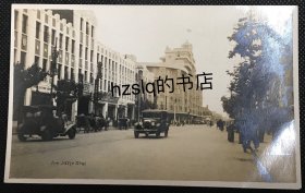 【照片珍藏】民国约1932年上海霞飞路沿街商铺建筑及周边场景，可见“EXCEL Restaurant&Buffet”“Boston Coffee”等商号，远处为1930年落成的培恩公寓，现名培文公寓，见描述附图。霞飞路即如今的淮海中路。老照片内容少见，甚为难得