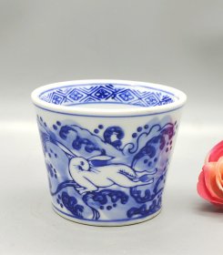 柴烧青花兔子茶杯，手工绘制海浪兔子图案，白底青花发色纯正。杯身做工精致，釉面细腻光滑，适合品茗把玩。全品无瑕疵，瓷质细腻温润。口径8.5厘米，高6.5厘米。满58包邮偏远地区邮费自付。