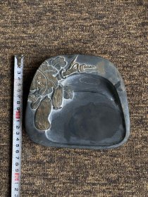清代端砚，原皮色巧雕藤蔓缠枝吊瓜，春华秋实硕果争艳，财源不断吉祥蔓延，文气清雅，务实进取，清秀大方气质十足，尽显文雅雅致之风范，保存完好！