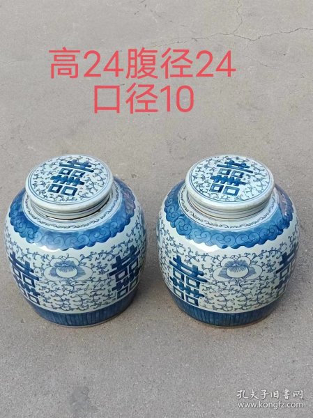 老物件旧物件喜字罐青花罐一对，品相完好如图。 喜欢每一件有温度的器物，老物件真的能让你很痴迷，让人心静下来。希望每一件老物件都能遇到爱它的主人，延续新的生命