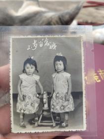 姐妹俩三岁留影一号红色相册，二手物品售出不退不换看好下手！