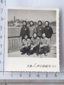 1972年七仙女胸前佩戴毛主席像章和红卫兵布标合影照片(少见)