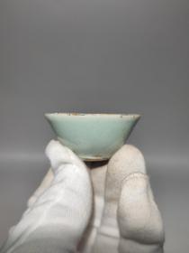 清代豆青酒盅。直径4.6cm 高2.5cm。