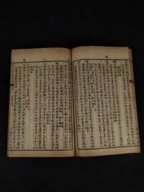 民国九年【历朝画史传】全套十二本，辑录上起上古黄帝，迄于嘉庆、道光年间画家共一千五百余人评传，以诗韵编次姓氏，依时代顺序，各列小传，从一千二百六十三种文献资料中采辑编成。卷首为国朝圣制，卷一为古帝王门，卷二至六十一为画史门，以姓分编，卷六十二为偏阙门，卷六十三为外藩门，卷六十四、六十五为释氏门，卷六十六为后妃门，以上俱依时代编排。卷六十七至七十二为女史门，为历代画史的画传的重要著作！