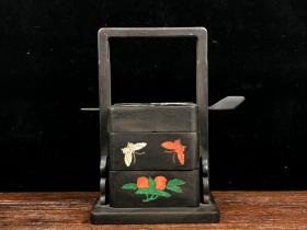 檀木镶贝壳食盒
高28.3cm   宽18.5×18.5cm